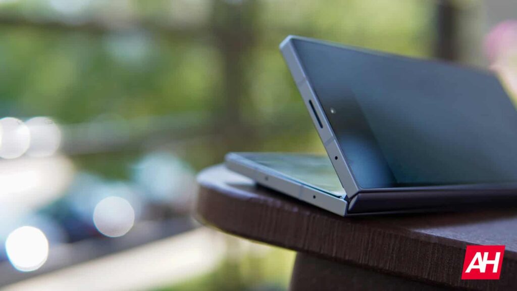 Samsung's "Galaxy G Fold" may have a smaller screen than the Mate XT